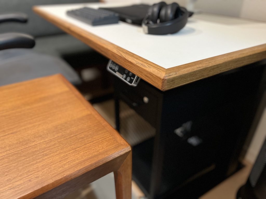 リノリウムとチークの天板